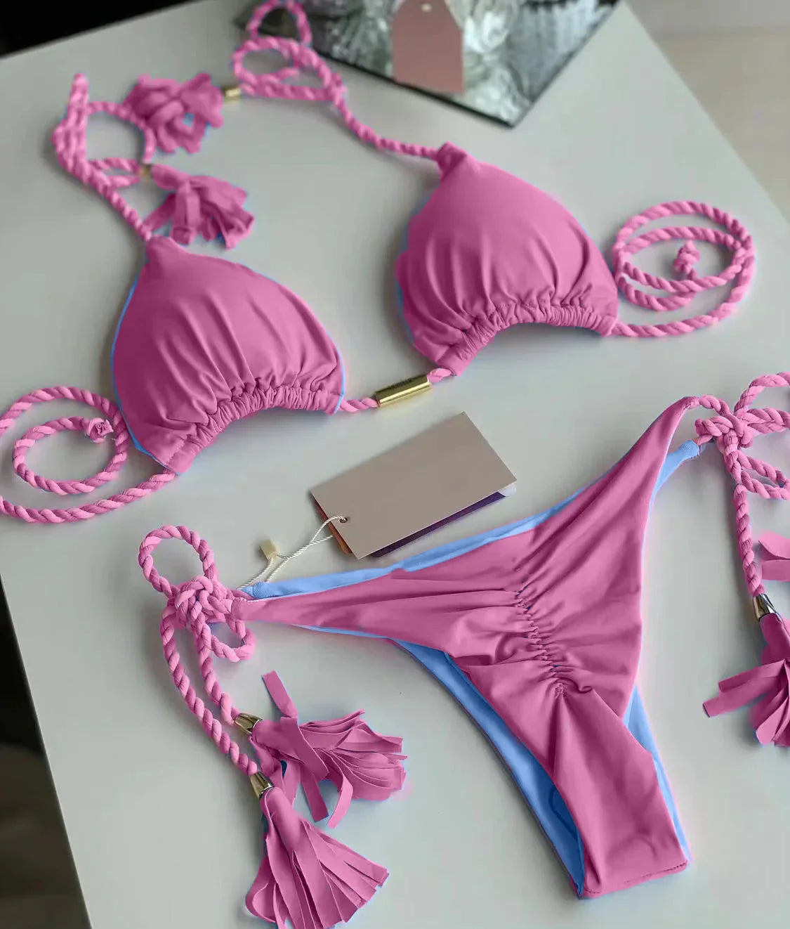 Biquíni de Cordas em Cores Vibrantes